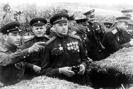 Константин Рокоссовскийв дни подготовки сражения на Курской дуге Что - фото 110