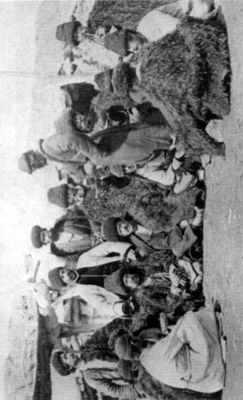Татарские скотоводы на временной стоянке 1900 г Жители деревни слушают - фото 16