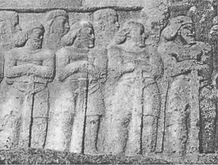 Пешие воины при дворе шаханшаха Рельеф в Бишапуре конец III начало IV в - фото 14