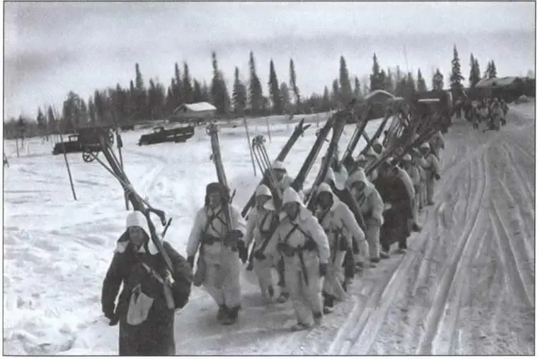 Батальон советских лыжников выдвигается на позиции 1940 г Группа - фото 2