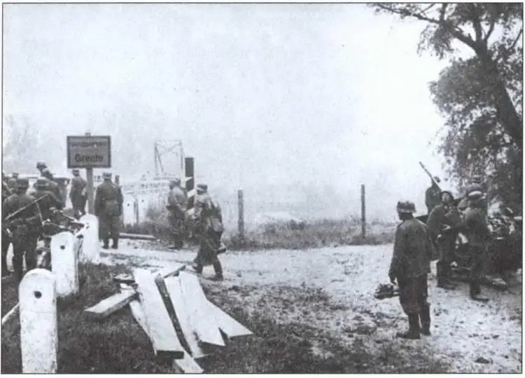 Группа немецких солдат у моста на границе с СССР 1941 г Советские войска - фото 3