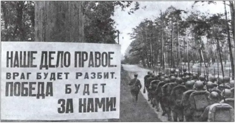 Советские войска уходят на фронт 1941 г Баррикады на улице Коммунаров в - фото 4