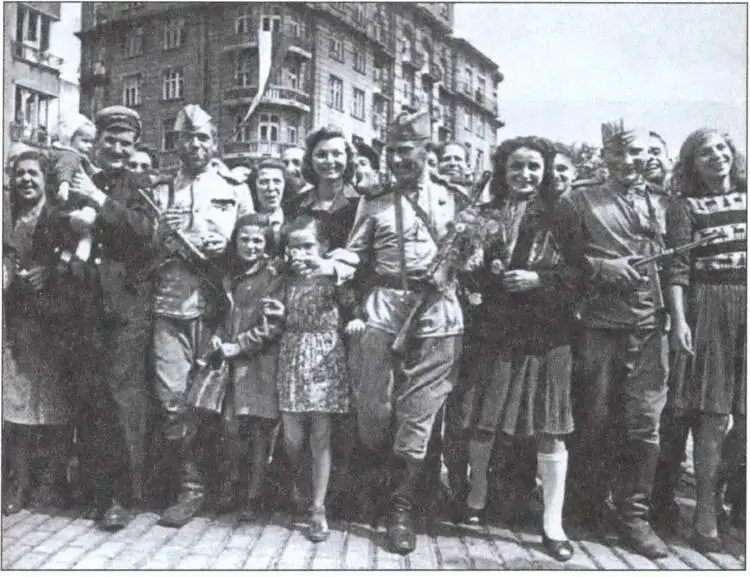 Жители Софии с советскими воинамиосвободителями Советские бойцы в - фото 22