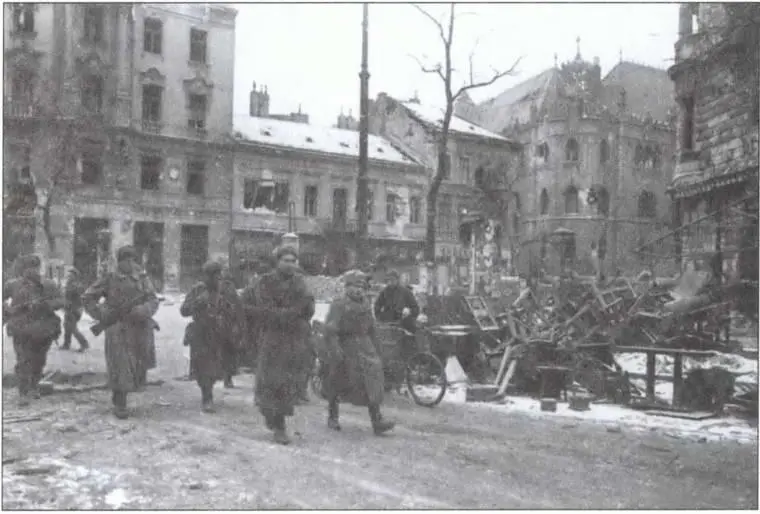 Советские бойцы в Будапеште 1945 г За победу 1945 г - фото 23