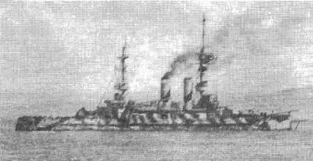 Броненосец Иррезистибл в июле 1914 г вверху и в марте 1915 г у - фото 72