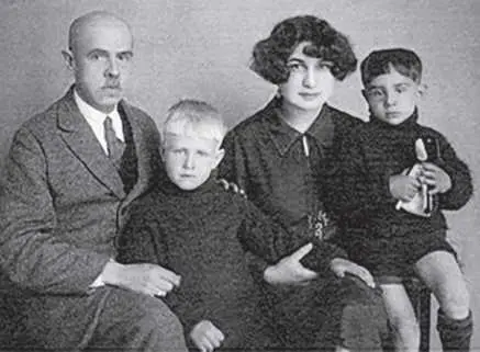 СВ Чиркин и НН Чиркина с сыновьями В 1921 из Пекина прибыл в Корею к родной - фото 18