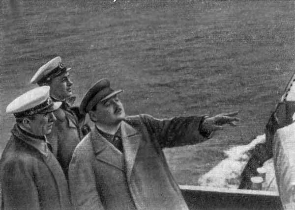 А А Жданов Н Г Кузнецов и В Ф Трибуц в морском походе Но не будем - фото 37