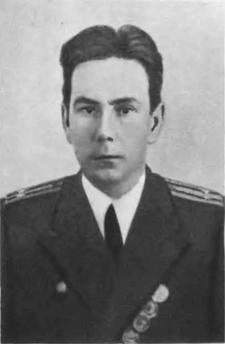 Н А Кузнецов 1950 г Подъем крейсера Чунцин К аварийному судну были - фото 89