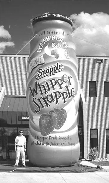 Гигантская надувная рекламная бутылка Whipper Snapple мгновенно привлекает - фото 241