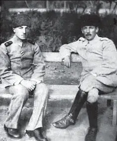 О НуриПаша справа с адьютантом Баку 1918 г С этого момента месть - фото 57