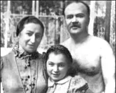 В М Молотов с семьей Итак вождь поручил Лаврентию Павловичу присмотреться к - фото 130