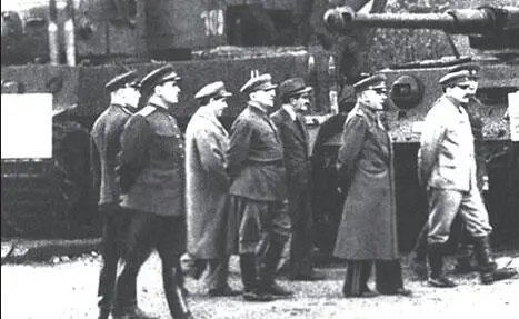 Осмотр трофеев Л П Берия в центре ГОСУДАРСТВЕННЫЙ КОМИТЕТ ОБОРОНЫ - фото 190
