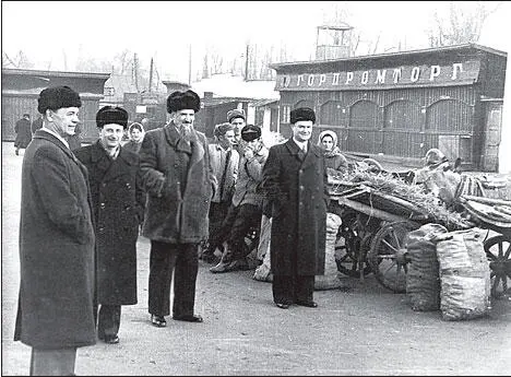 М Г Первухин И В Курчатов и Ю Б Харитон в 1949 г С другой стороны - фото 214