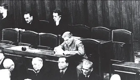 И В Сталин на XIX съезде 1952 г На трибуне стадиона Динамо 1945 г - фото 252