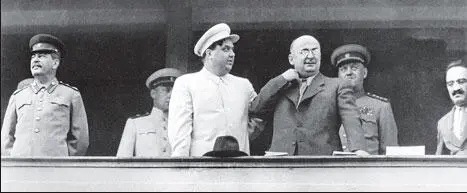 На трибуне стадиона Динамо 1945 г Далее вождь разыграл настоящую комедию - фото 253