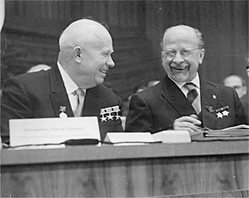 Никита Хрущёв слева и Вальтер Ульбрихт Bundesarchiv Bild - фото 36