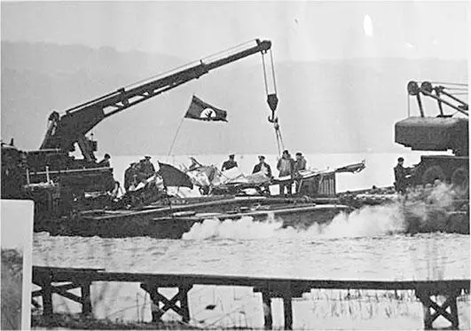 Подъём британцами ЯК28 со дна озера Штессензее апрель 1966 года Любимой моей - фото 61