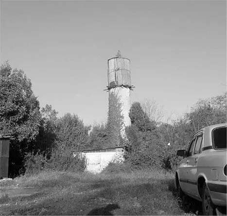 Около этой водонапорной башни на аэродроме Бамборы Бомборы в 1968 году упал - фото 62