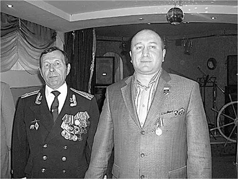 Слева направо В К Григорьев Г Джамалов Вот только капдва Пшеничный - фото 86