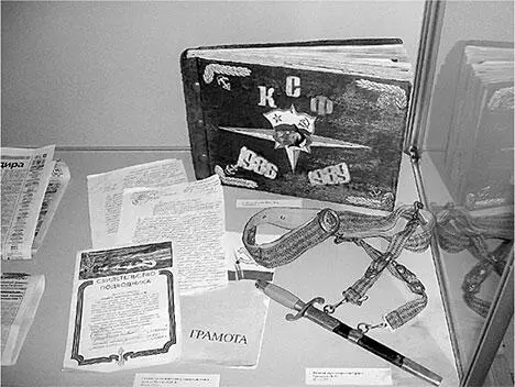 Андрей Перегонцев вручил Татьяне Исламовой книгу Уральский подплав - фото 88