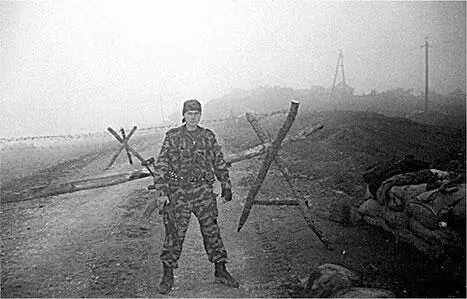 Ночью в засаде на дороге Самодельные рогатки рубили днём Комбат майор - фото 104