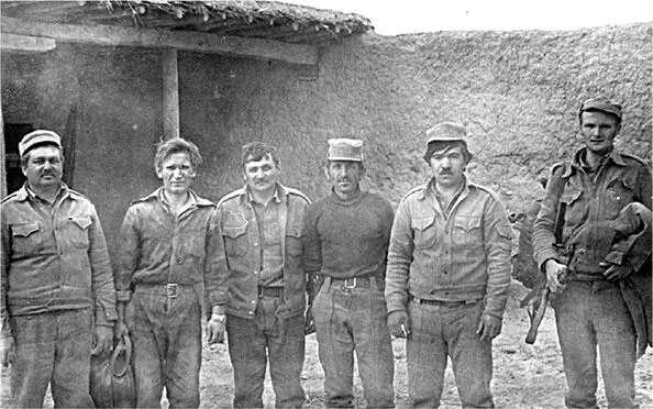 Вот так и жили воевали А ранен был так Ехали все вместе на БТРе командир - фото 130