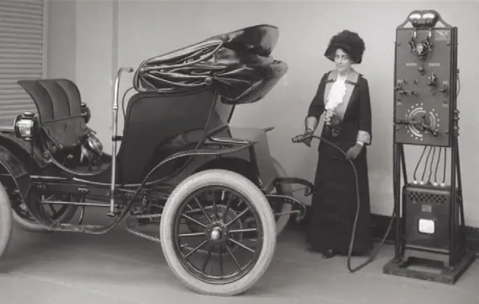 Рис 75 Гибридный автомобиль LohnerPorsche 1901 г Два бензиновых двигателя - фото 97