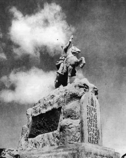 Памятник СухэБатору на центральной площади в УланБаторе Осенью 1919 года в - фото 68