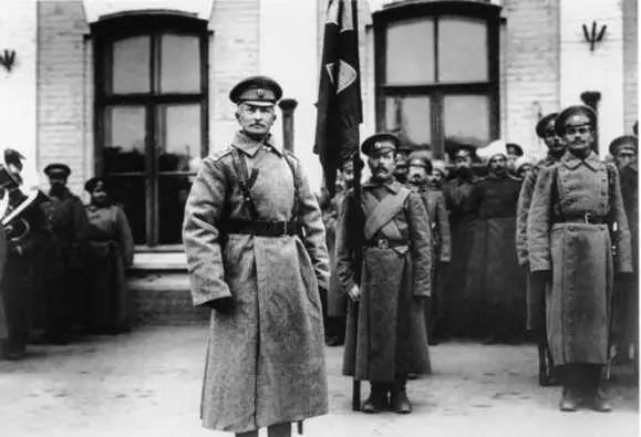 Брусилов на вокзале Фотография времен Первой мировой войны Вот Щербачев - фото 14