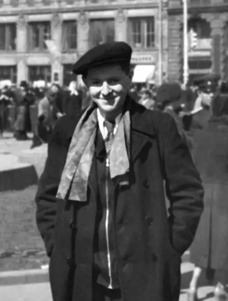И Бродский на первомайской демонстрации 1957 г Из архива Я А Гордина - фото 28