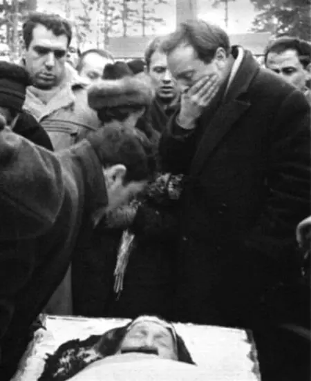 Бродский на похоронах Ахматовой Из архива Б С Шварцмана При всей своей - фото 33