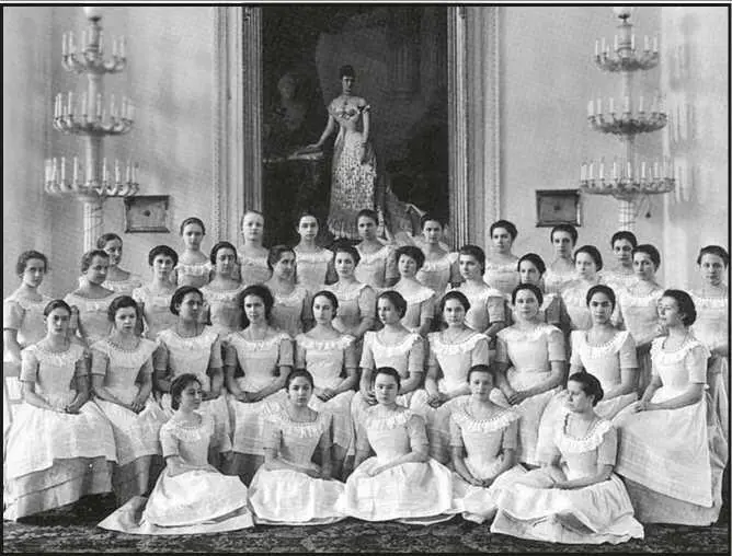 Последний выпуск воспитанниц Смольного института Фотография 1917 год Не - фото 49
