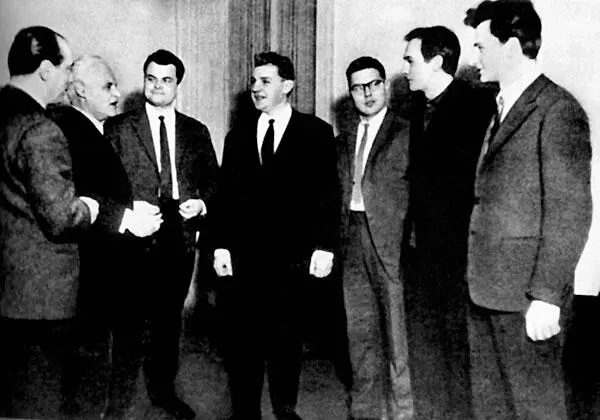 Во время поездки в Милан 1964 год Российский пианистансамблист В 1930 г - фото 35