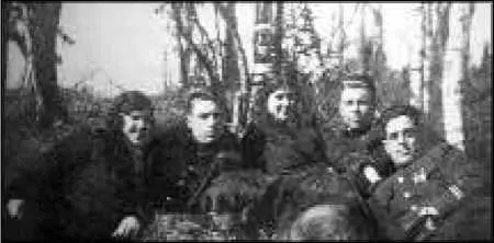 АИ Маринеско в Доме отдыха среди друзей 1938 год АИ Маринеско в начале - фото 48