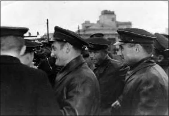 АИ Маринеско среди командиров подводных лодок встречающих возвратившуюся из - фото 54