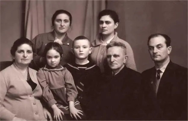 В гостях в Полтаве Родной брат мамы Яков второй справа его жена Лидия - фото 11