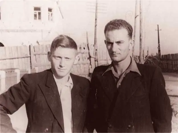На практике в Сталинграде с другом Ильей Каменским 1953 г Московский - фото 28
