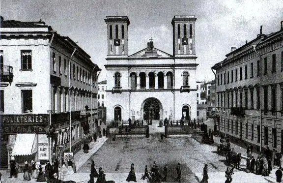 Улица Церкви Св Петра с немецкой кирхой на заднем плане В доме справа - фото 89