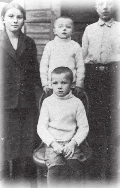 Юра сидит на стуле с братьями Борей стоит за Юрой Валентином справа и - фото 19