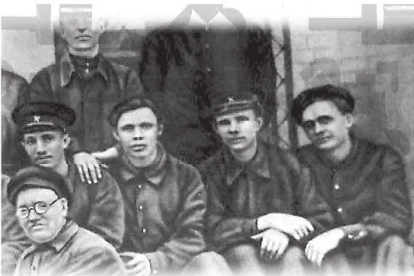 В Люберцах Гагарин второй справа 22 Спортсмен И не совершил бы Гагарин - фото 22