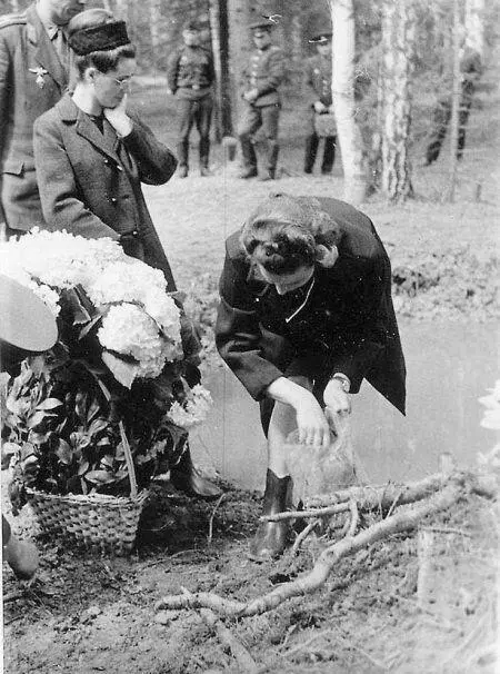 Вдова Гагарина слева на месте гибели мужа Шло время Самолёт не - фото 87