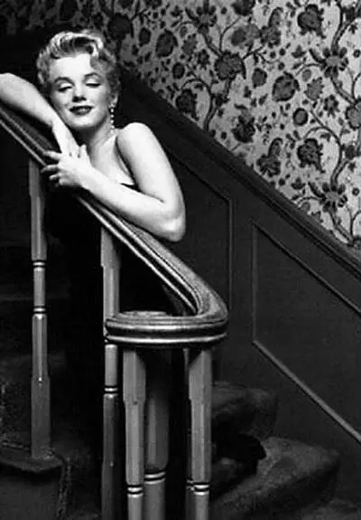 Мэрилин Монро в своём доме 1956 год 32 Джонни Хайд Каждый вечер бар - фото 32