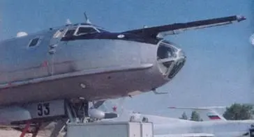 Носовая часть самолета остекление кабины штурмана штанга системы заправки - фото 141
