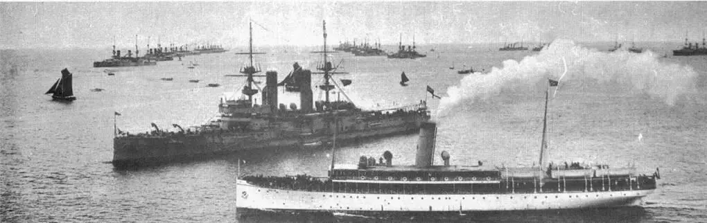 Трайомф после вступления в строй вверху и Свифтшур в середине в 1909 - фото 105