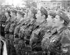 И вдруг краем глаза он замечает что изза обрамляющих плац щитов выглядывает - фото 187