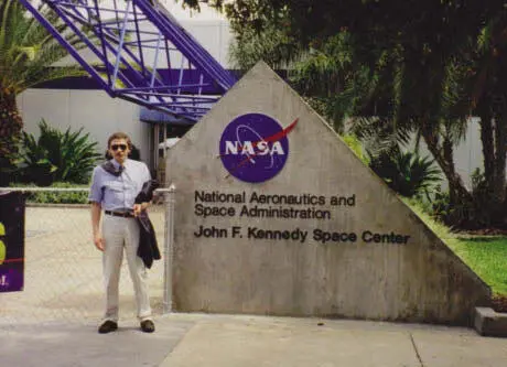 У входа в Центр космических исследований имени Джона Кеннеди во Флориде Идет - фото 26