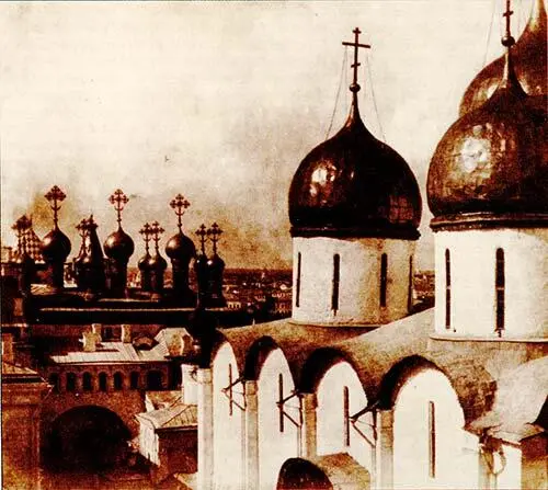 Купола церквей Московского Кремля Европейский пехотинец стреляющий из - фото 27