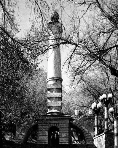 Памятник Крещения Руси и возвращения Киеву Магдебургского права В 1939 году на - фото 111