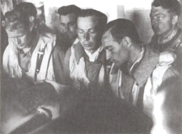 5 июля 1942 года Экипажи Ю88 проходят инструктаж перед налетом на конвой - фото 35