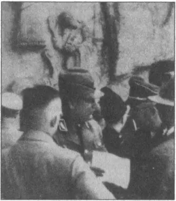Генрих Гиммлер во время посещения Экстернштайна в апреле 1934 года Программа - фото 87